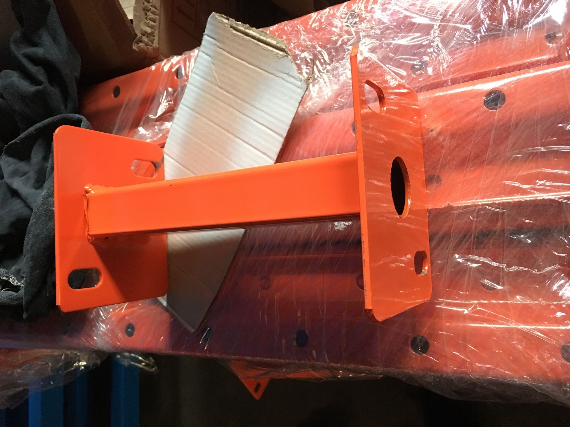 Beam connector and locking pin