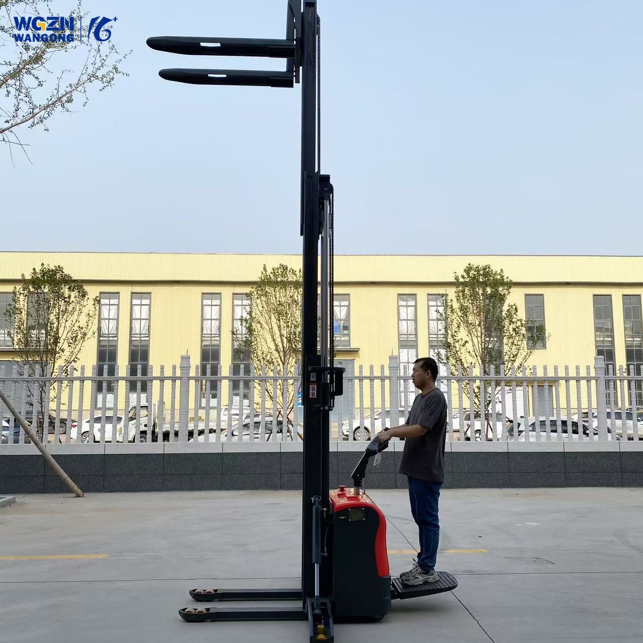 Rugged All Terrain Electric Stacker 1.5T 2T Off-road Stacker For Rough Ground CE High-Performance Warehouse Lift Stacker