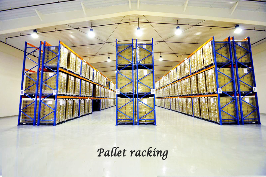 Heavy duty pallet racking system in warehouse